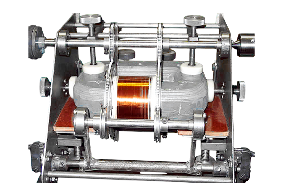 Устройство для вмотки обмоток магнитопровода ВОМ-200